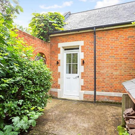 The Annexe - Beautiful Apartment With Garden Close To Heathrow And Windsor 스테인스 외부 사진