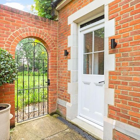 The Annexe - Beautiful Apartment With Garden Close To Heathrow And Windsor 스테인스 외부 사진
