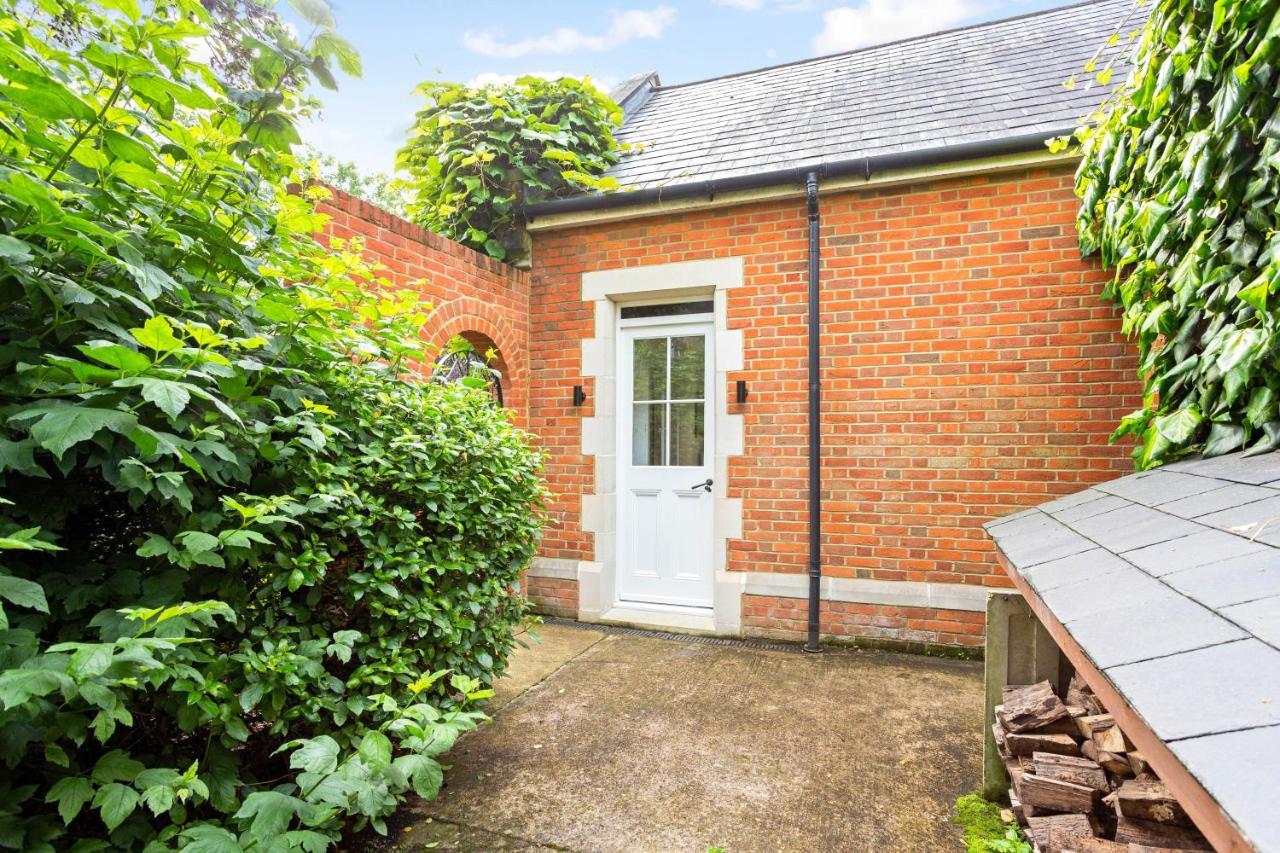 The Annexe - Beautiful Apartment With Garden Close To Heathrow And Windsor 스테인스 외부 사진